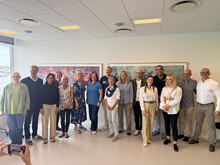 16 conference participants from the ectodermal dysplasias international community stand side by side for a group photo.